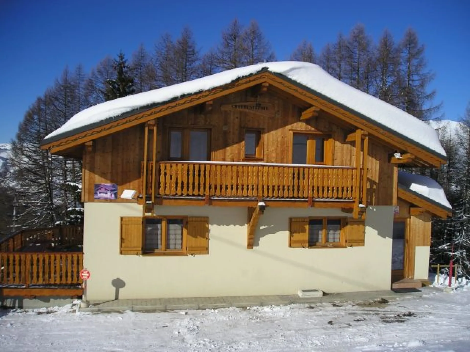 Chalet neuf calme, en lisière de forêt, exposé SUD/SUD OUEST, proche d'un télésiège débrayable 6 places.