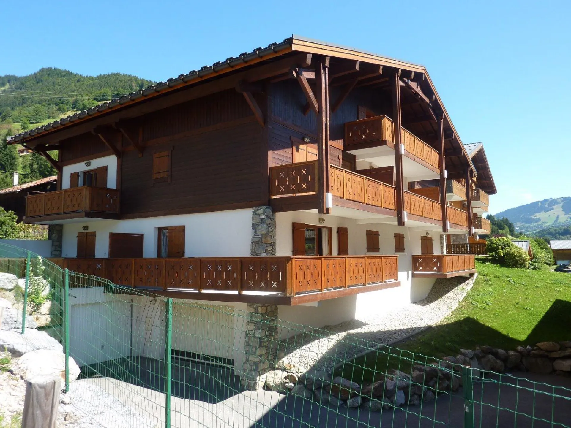 Eté: Vue d'ensemble du chalet avec box individuel