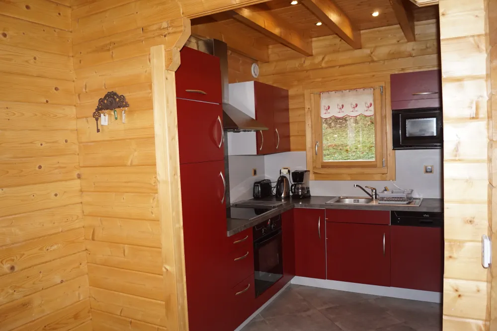 Cuisine intégrée comprenant : Réfrigérateur, congélateur séparé, plaque de cuisson vitrocéramique, four à chaleur tournante, four micro-onde, lave vaisselle.
Service à fondue et service à raclette