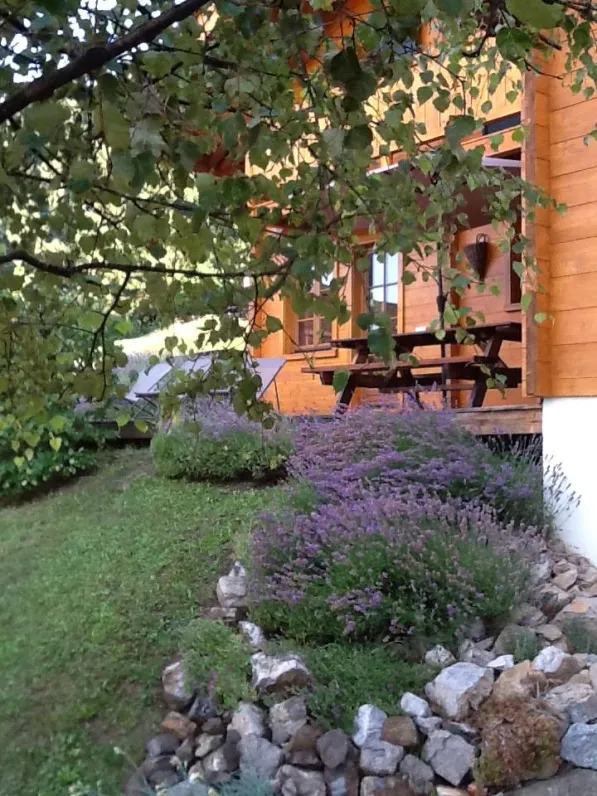 Jardin+terrasse+salon de jardin+barbecue.