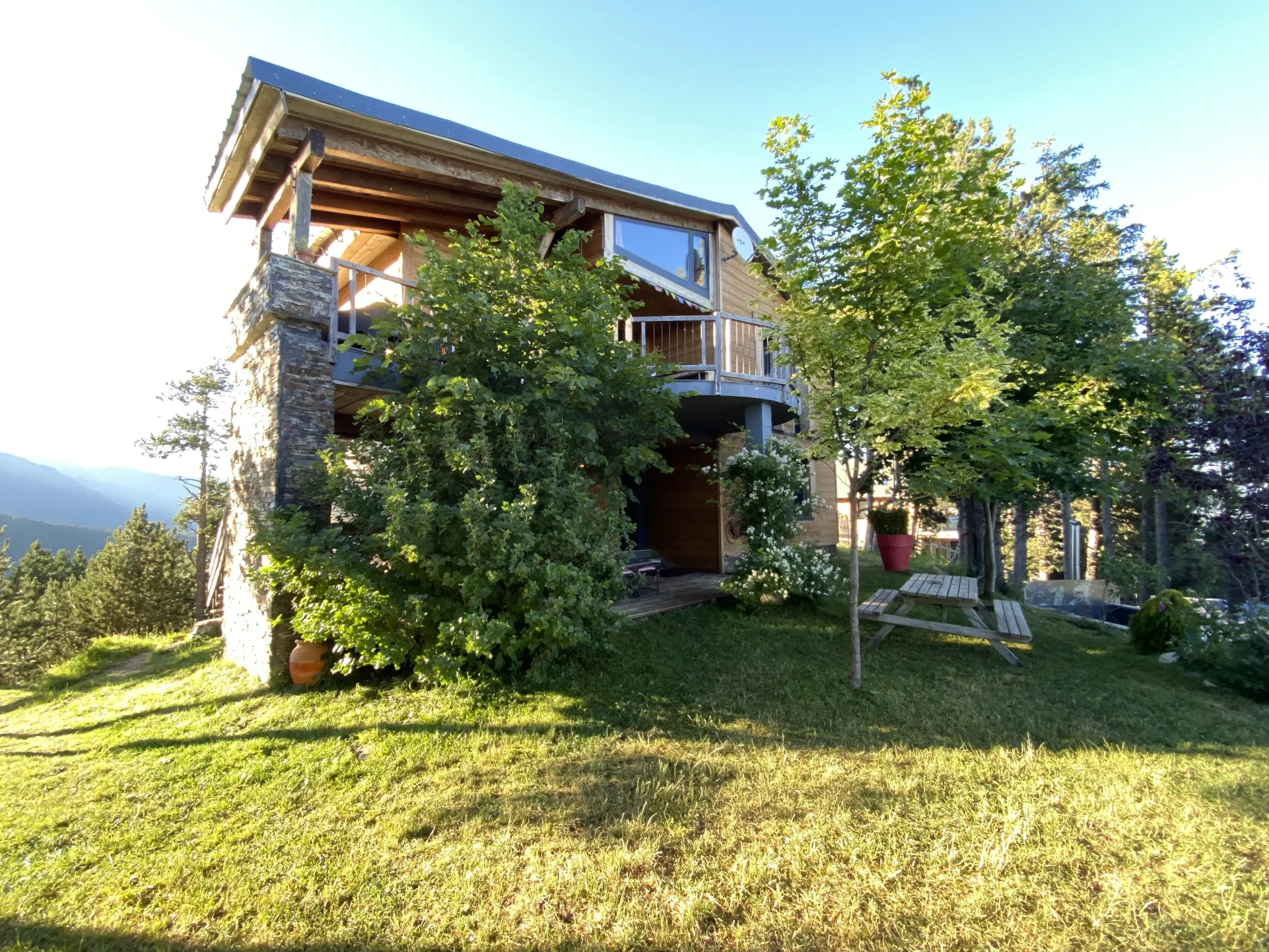 L'appartement au rez de chaussée avec le jardin et la terrasse en été, plein Sud