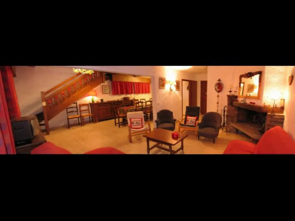 L'entrée et le salon.