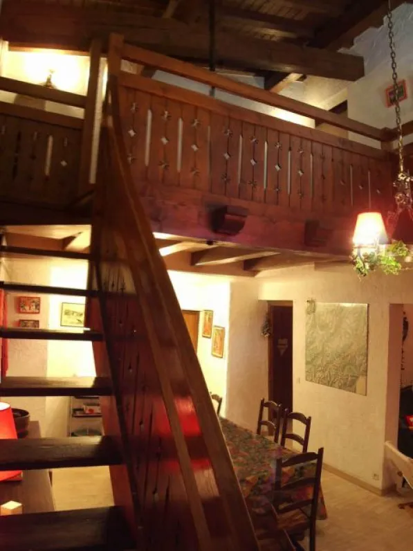 Escalier et mezzanine.