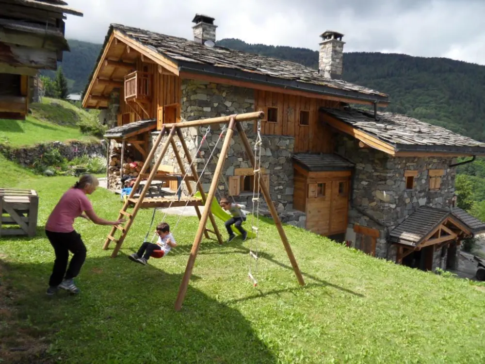 6 chambres, 3 sdb, cheminée, sauna, navette.