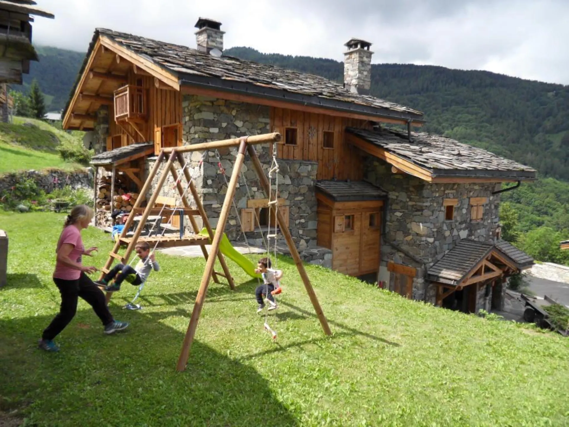 Un grand terrain plat autour du chalet .