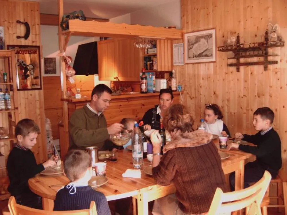 Au fond, la cuisine, derrière le bar. 