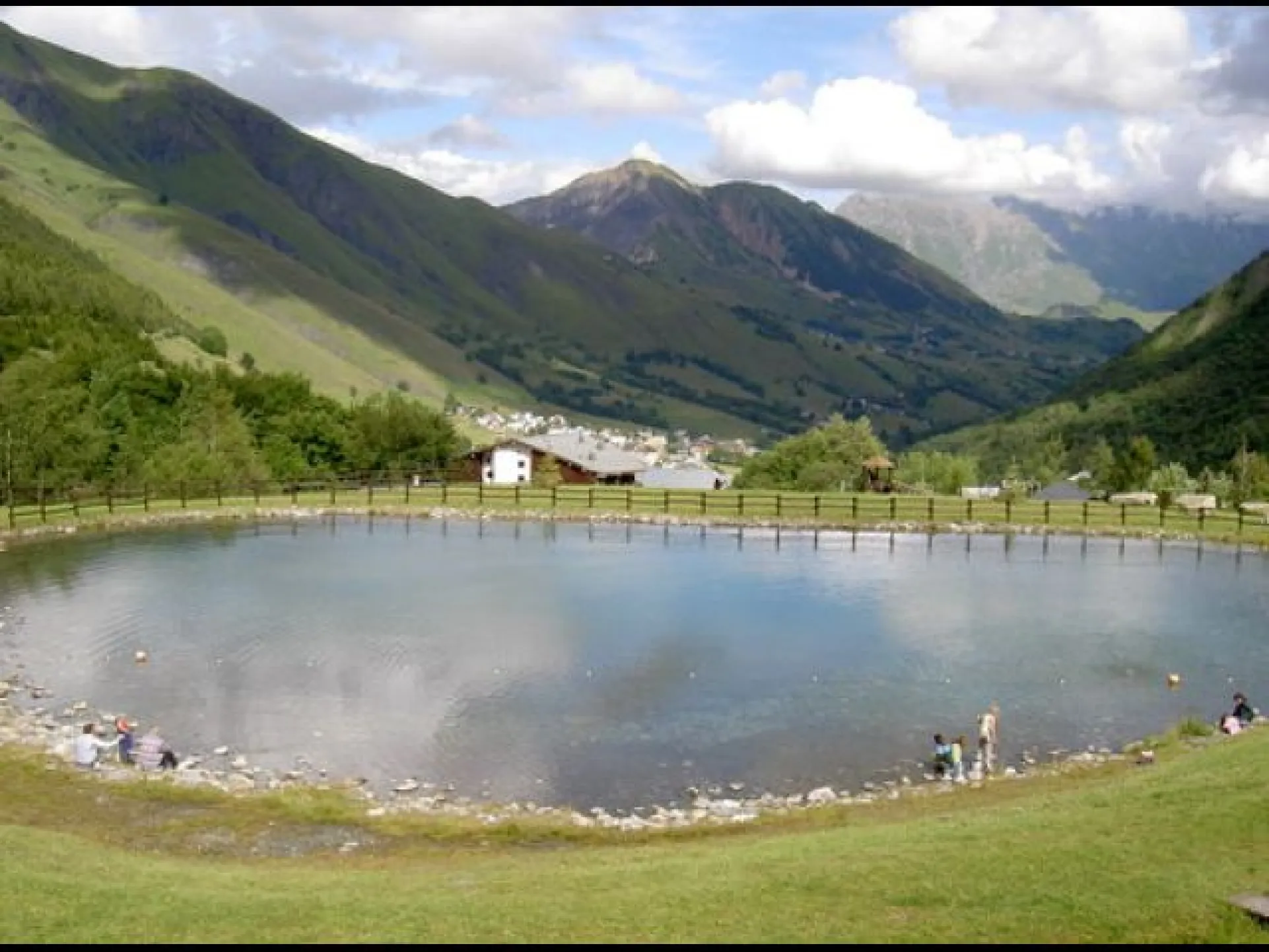 ETE : plan d'eau surveillé à 200m du chalet 