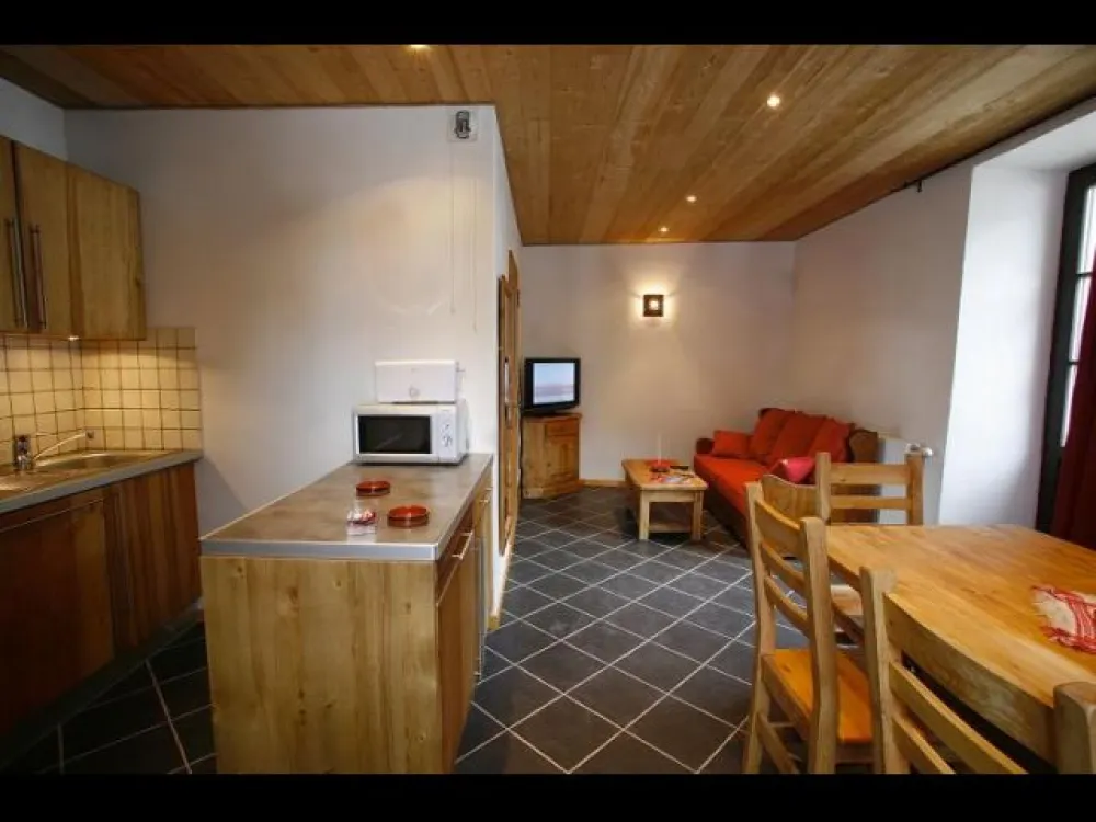 Un grand sejour. Le coin repas et la cuisine.