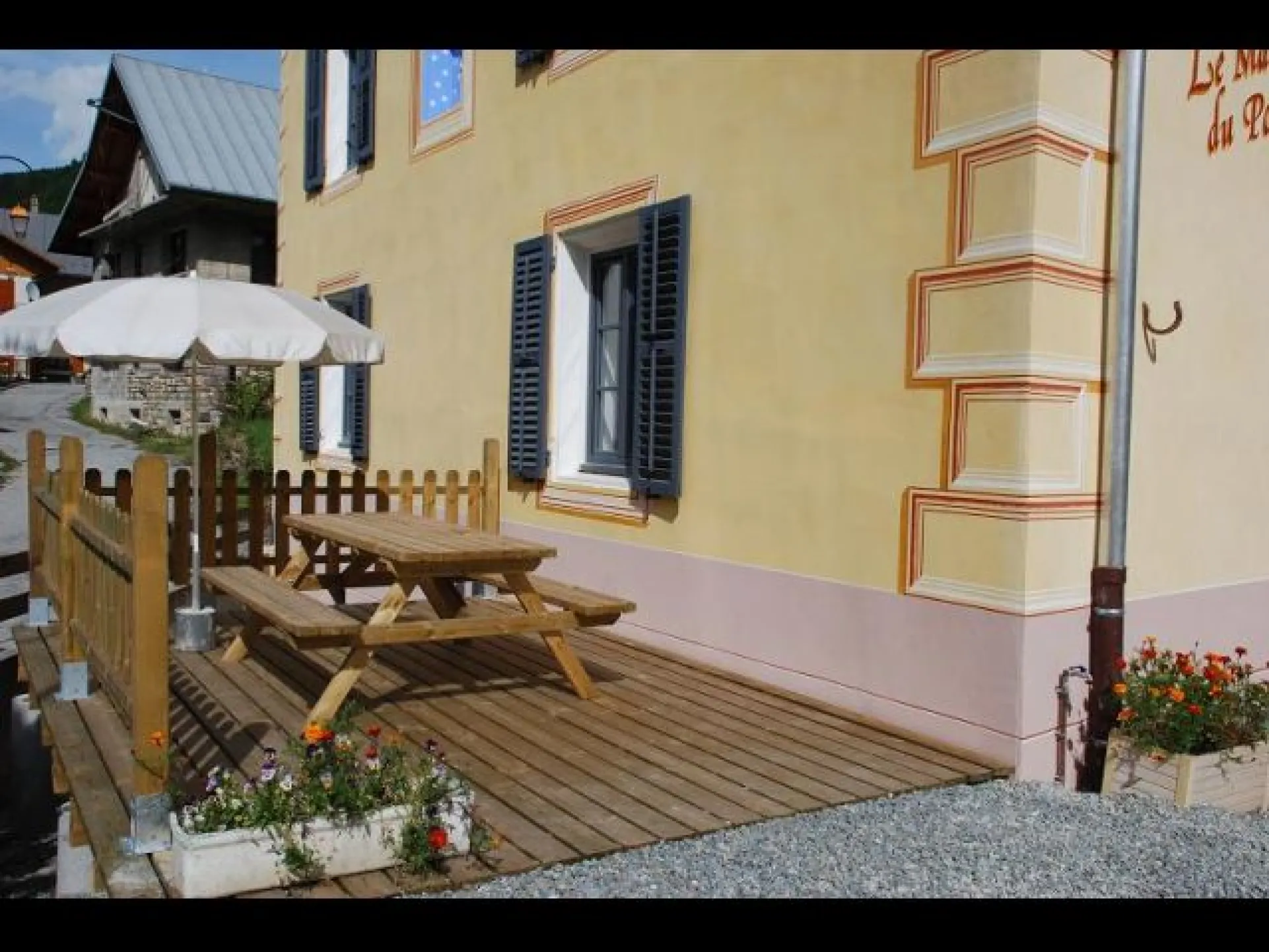 Une terrasse privee de 10m² exposee Sud avec plancher bois.
Vue sur les montagnes, le village, l ecole de ski et son jardin d enfant, la piste de luge, etc...