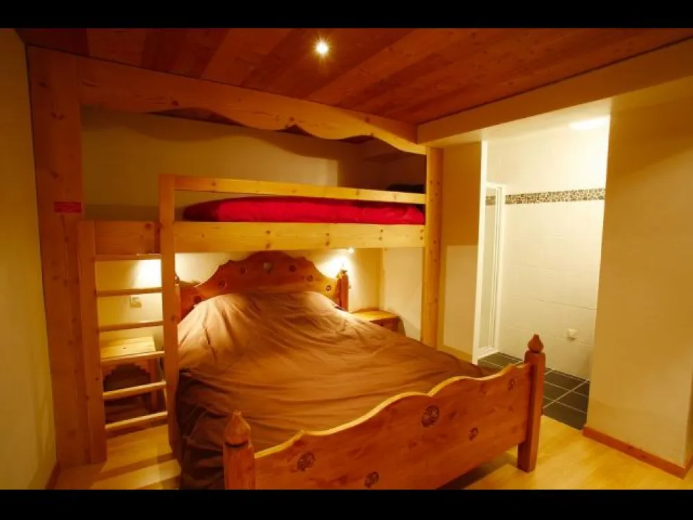 La chambre principale avec un lit double de 160x200, un lit mezzanine de 80x190 et sa salle de bain privée (lavabo et douche).