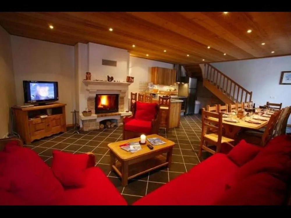 Un grand séjour de 42m² avec salon, cheminee, cuisine, grande table.