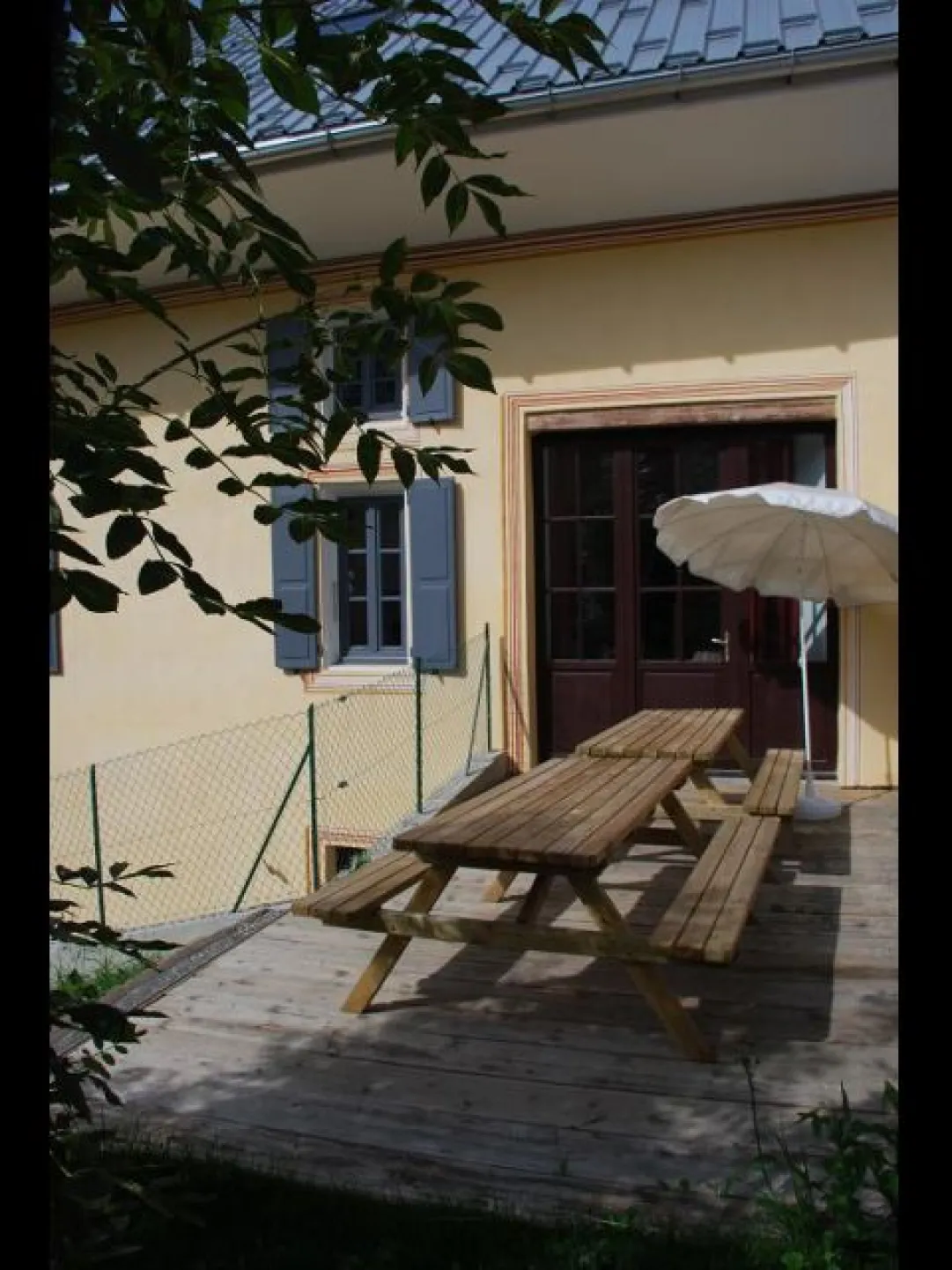 Une grande terrasse privee avec plancher en meleze de plein pied.
Barbecue a disposition.