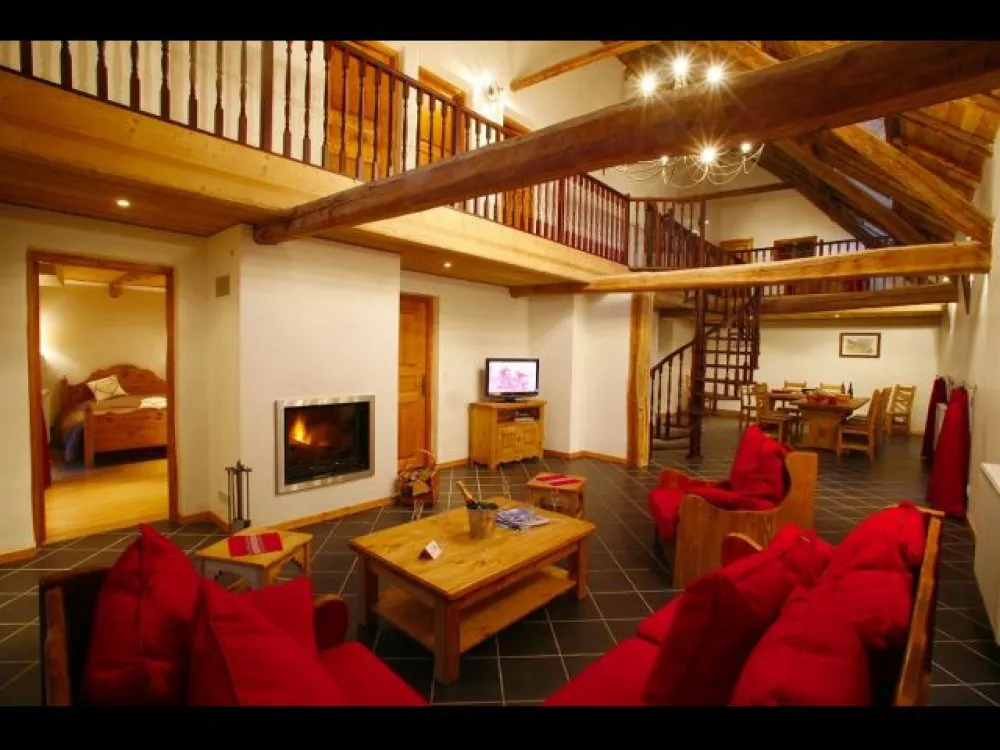 190 m² en duplex sous une magnifique charpente en mélèze.
Appartement grand luxe avec cheminée, séjour, salle à manger, cuisine indépendante, 5 chambres, terrasse surplombant le village, 3 salles de bains et 3 WC.