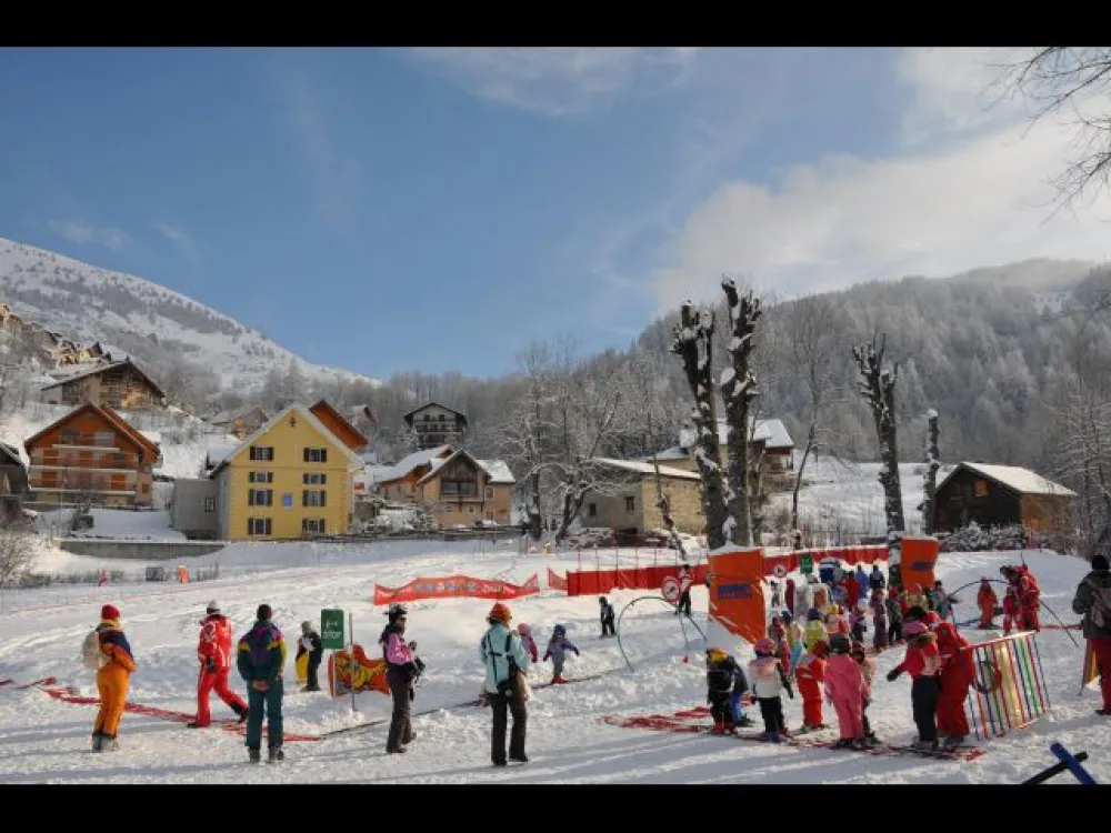 Une maison située au centre de Valloire, entre les 2 télécabines pour un depart skis aux pieds.
Le jardin d enfant de l ESF et la piste de luge sont a proximité immediate