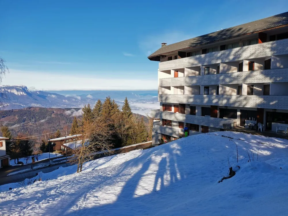 A proximité des pistes et avec une vue magnifique sur le massif de la Chartreuse.