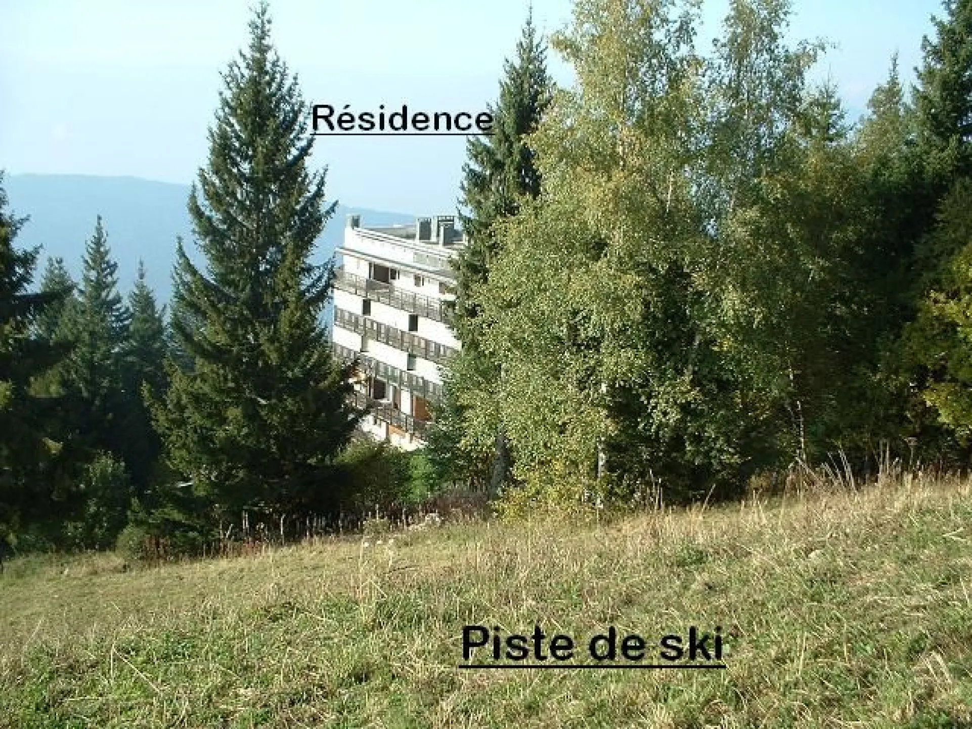 Accès aux pistes possible depuis l'arrière du batiment
