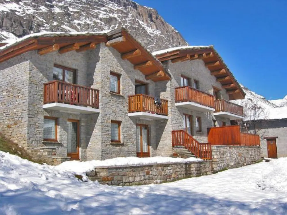 Chalet traditionnel en pierres et lauzes
Situé plein sud à 80 mètres des pistes de ski. Appartement situé au 1er étage avec balcon.(A gauche sur la photo)