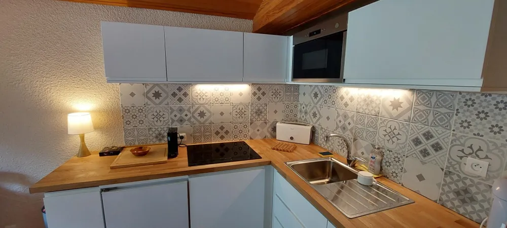 Cuisine moderne toute équipée, lave vaisselle intégré, nombreux rangements, four micro onde,
Nespresso, bouilloire, tout le nécessaire pour cuisiner, appareil à Raclette et service à fondue.
Linge non fourni
