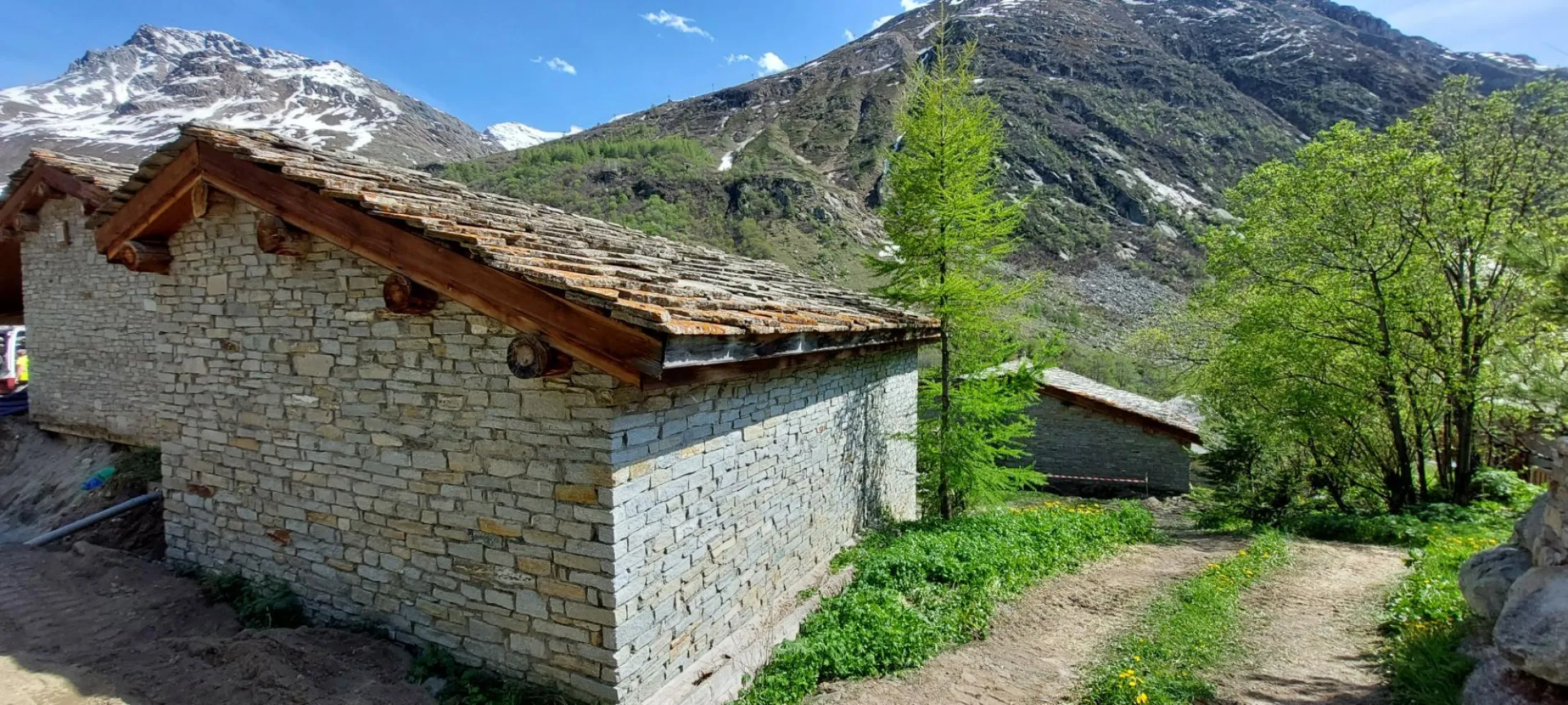 Les Merisiers n°35 vue de derrière (représentant un petit chalet en annexe)
