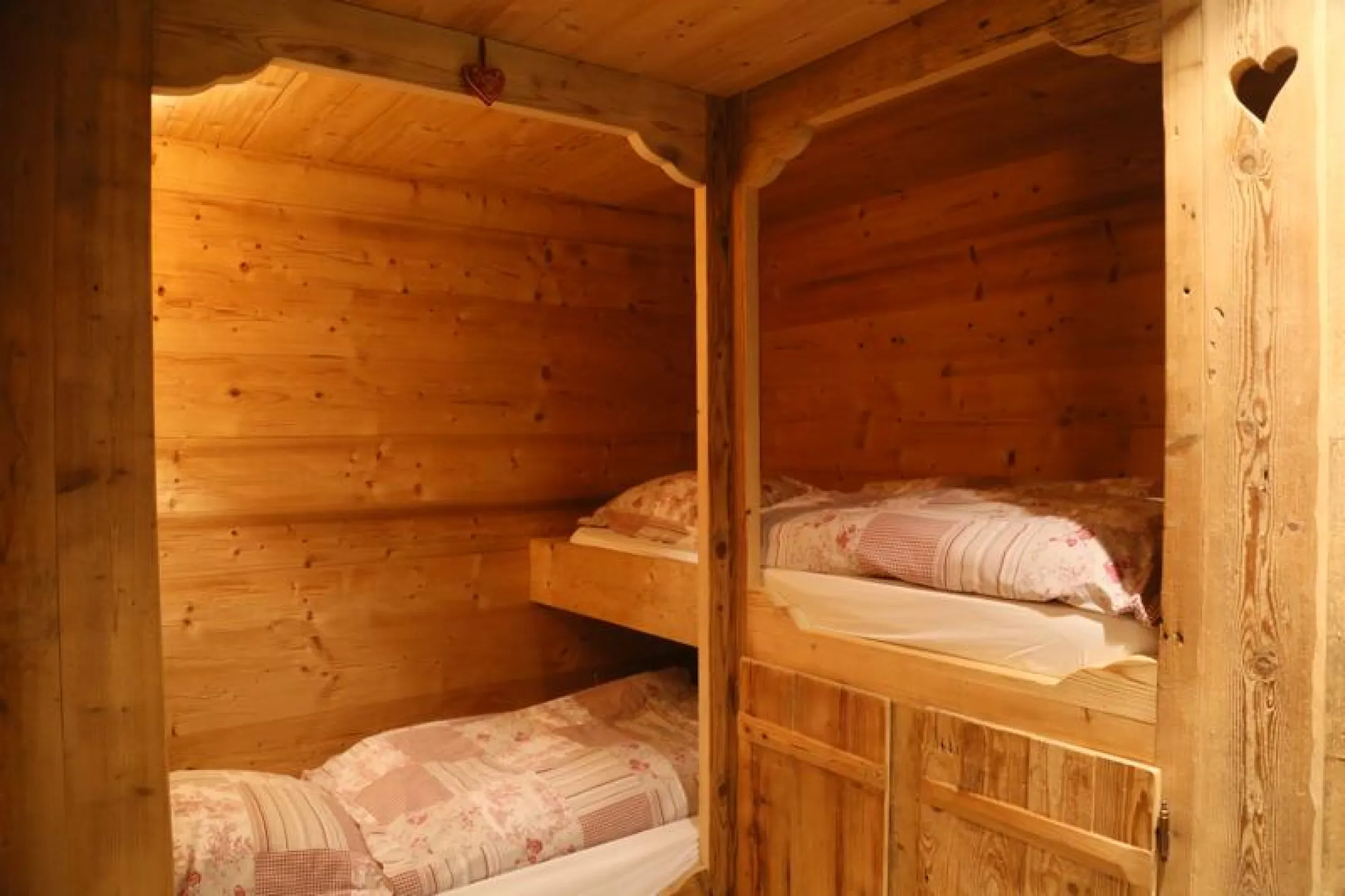 Les enfants adorent cette chambre avec ces lits "comme dans une cabane".