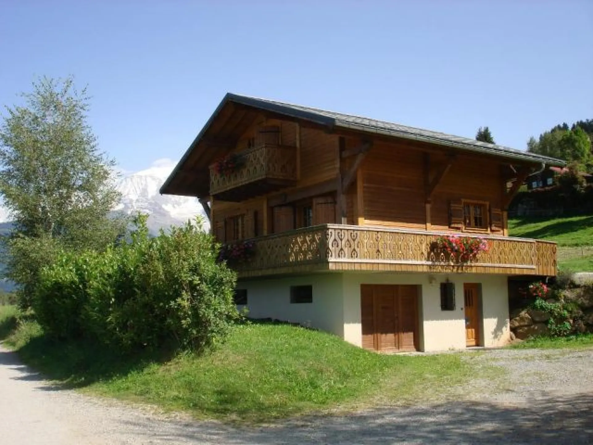 chalet au coeur d'une vue magnifique.
Le Mont-Blanc se trouve en arrière plan.