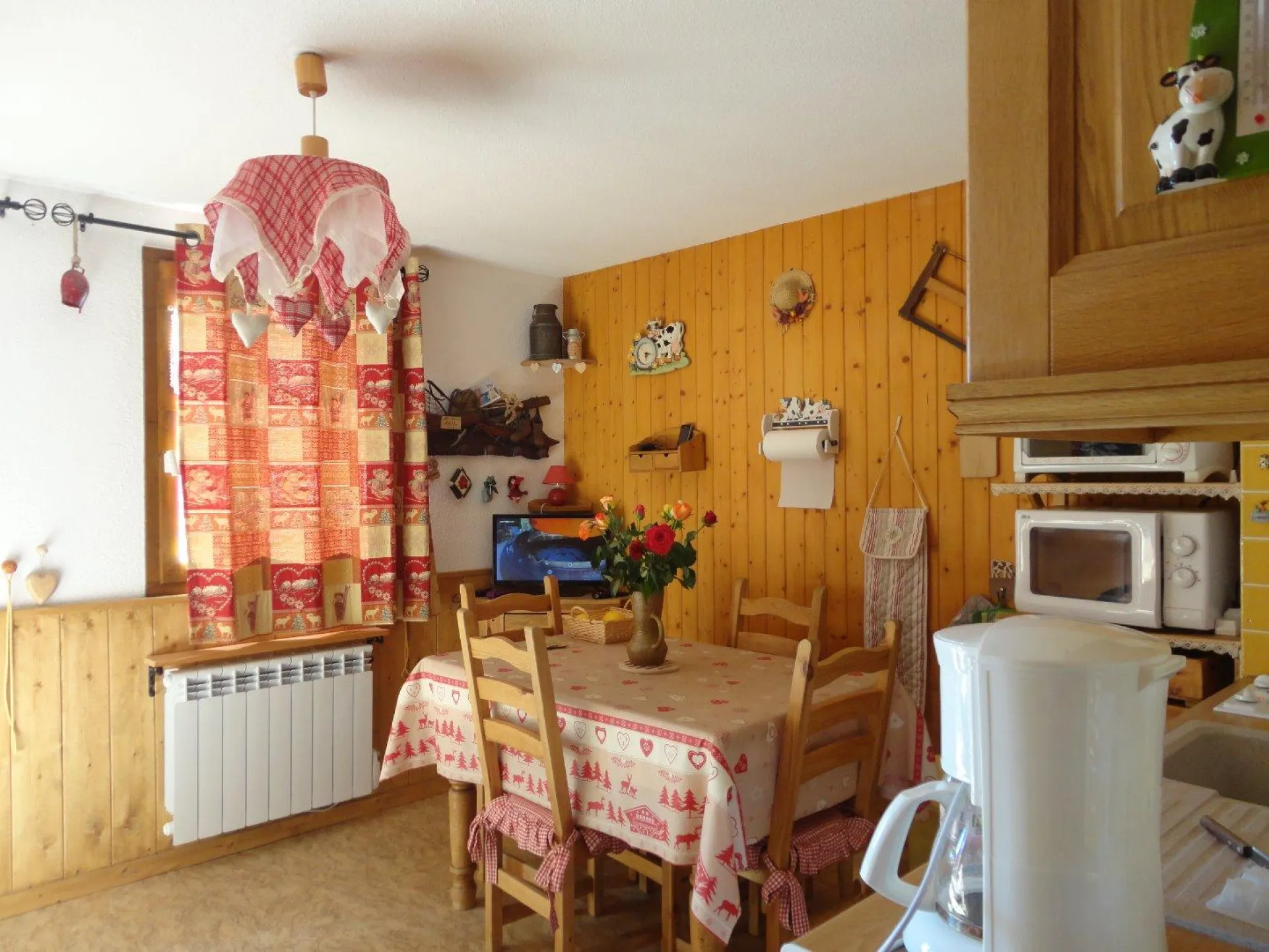 pièce principale avec CLIC CLAC 2 personnes. Lave vaisselle, four, micro ondes, bouilloire, cafetière, WIFI
