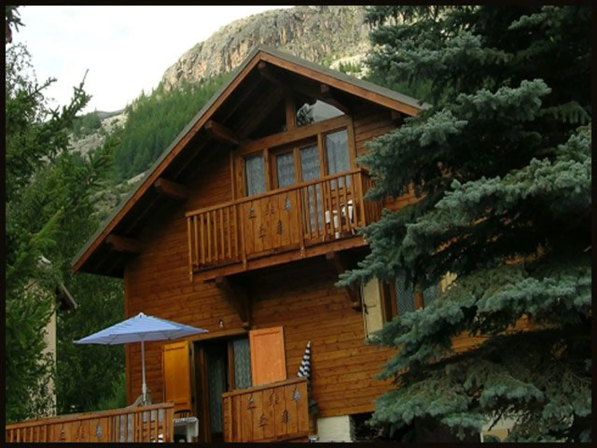 Eté : Chalet "les mélèzes" orienté plein sud. Grande terrasse et balcon au 1er étage . Terrain de 500m² avec table de jardin en bois Eté