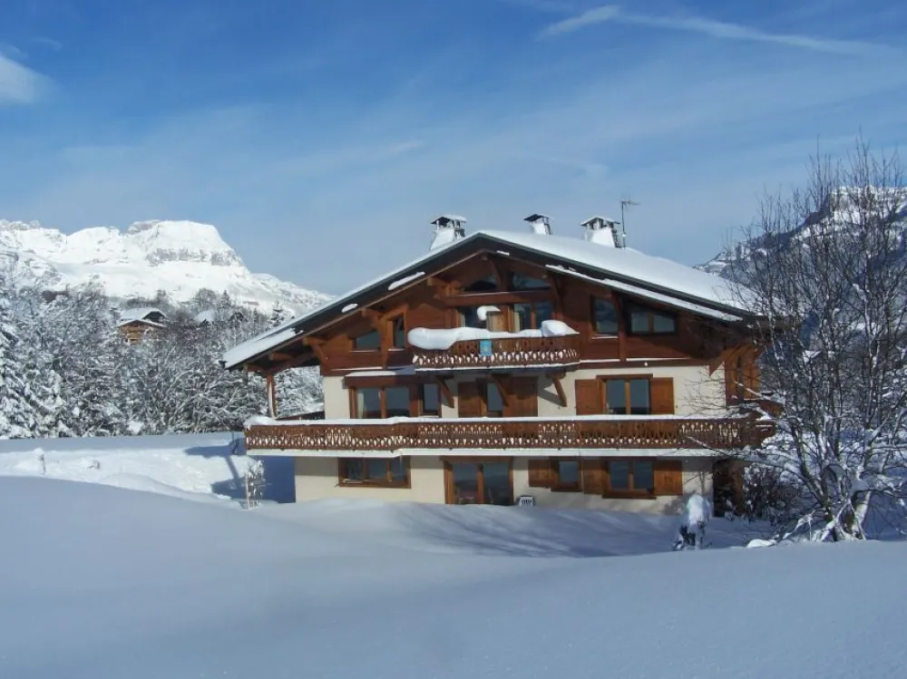Le chalet sous la neige