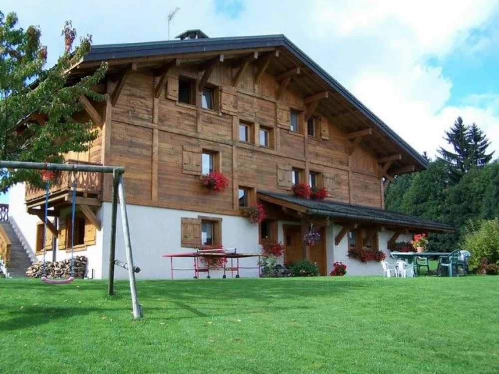 Autre façade du jardin avec les jeux (balançoire, ping-pong...)