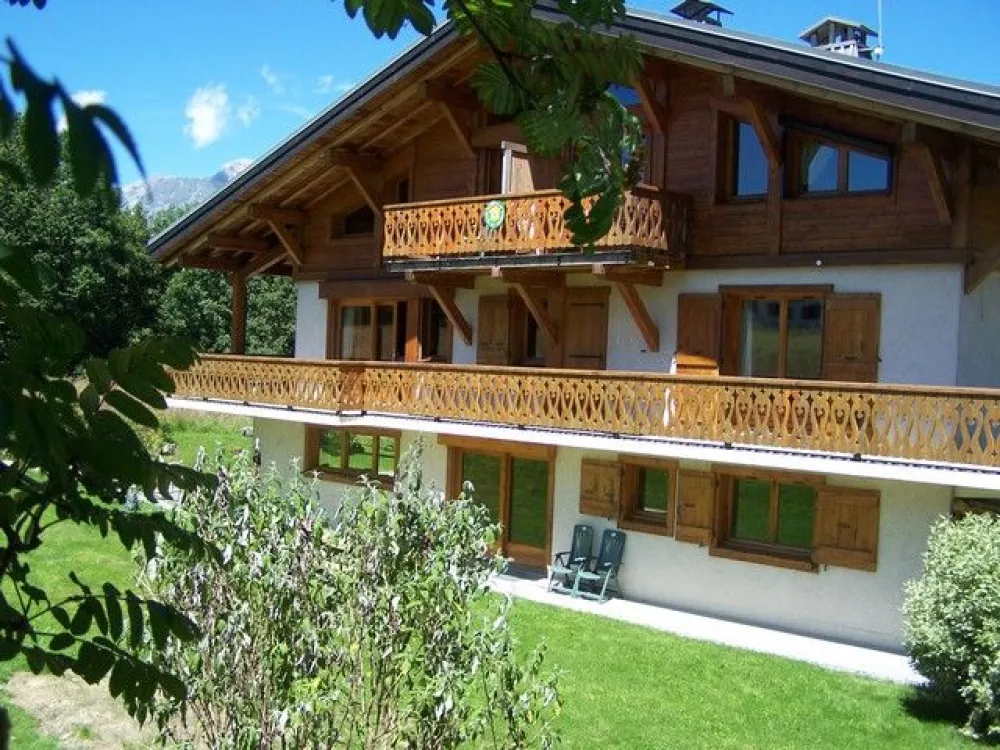 en été, cet appartement bénéficie d'un jardin privatif exposé plein sud avec une table permettant de prendre les repas à l'extérieur