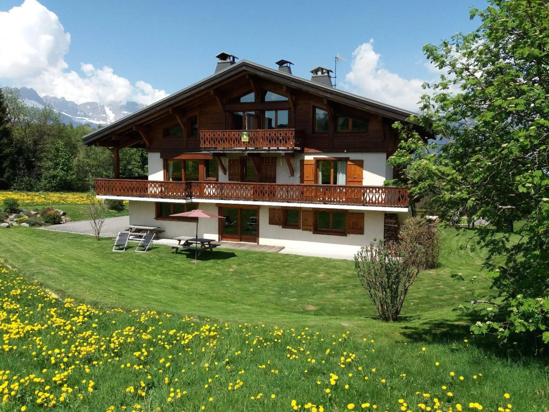 Vue extérieur du gite, avec son jardin
