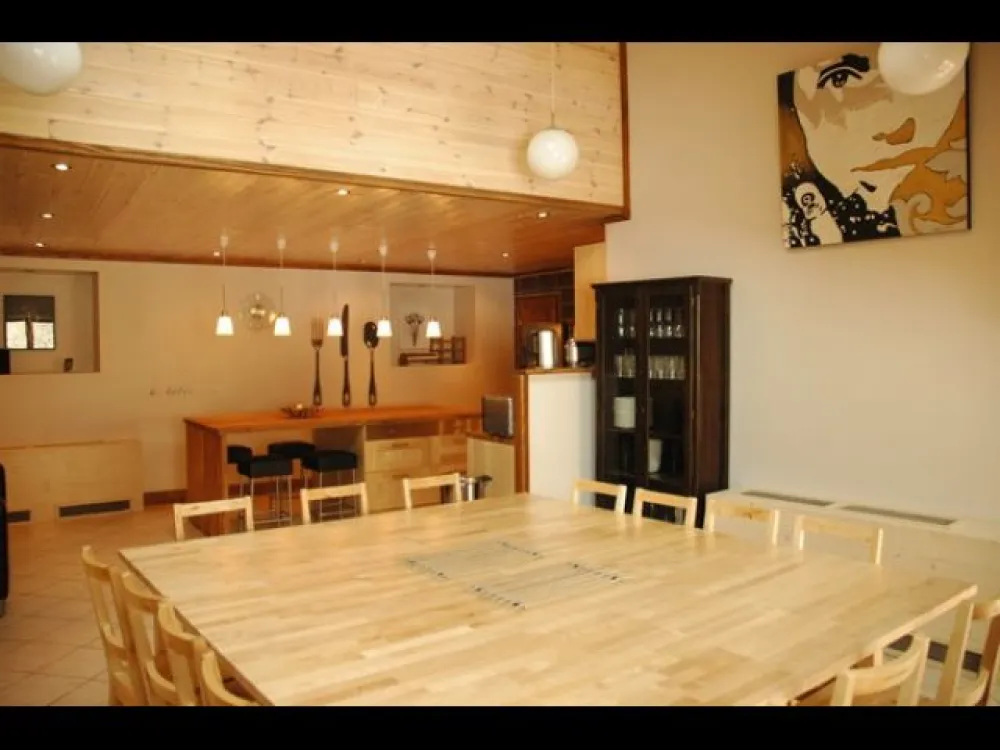 Salle à manger avec grande table carrée pour plus de convivialité. Appareils à raclette, fondue, pierrade... à disposition.