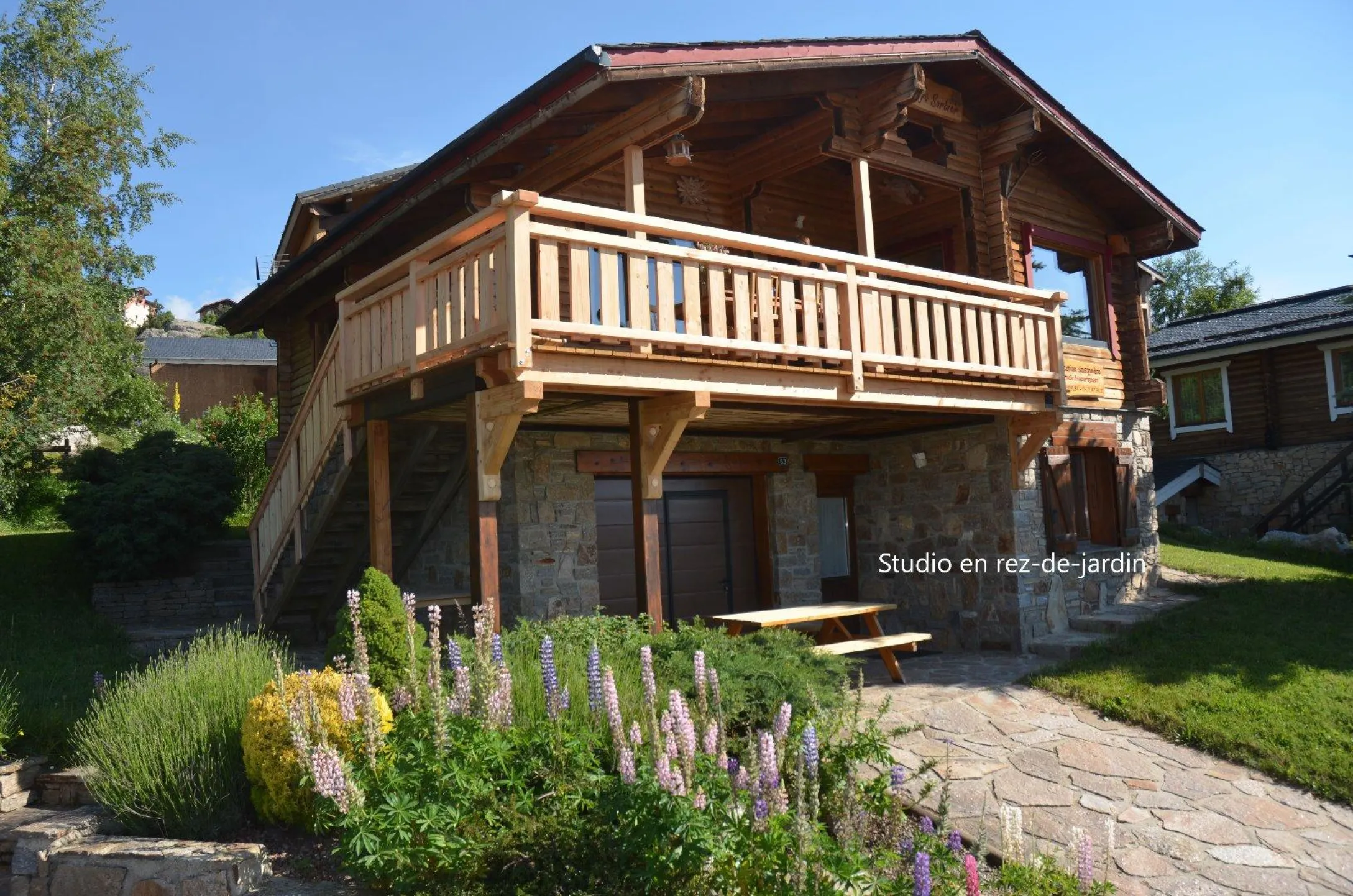 Studio situé en rez-de-jardin d'un chalet orienté plein sud avec vue imprenable sur les montagnes. Situé à 1650 m d'altitude, le chalet bénéficie d'un ensoleillement exceptionnel grâce à sa grande ouverture. 