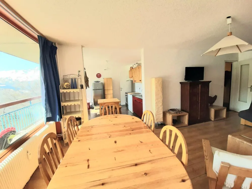 Séjour coin repas avec vue cuisine