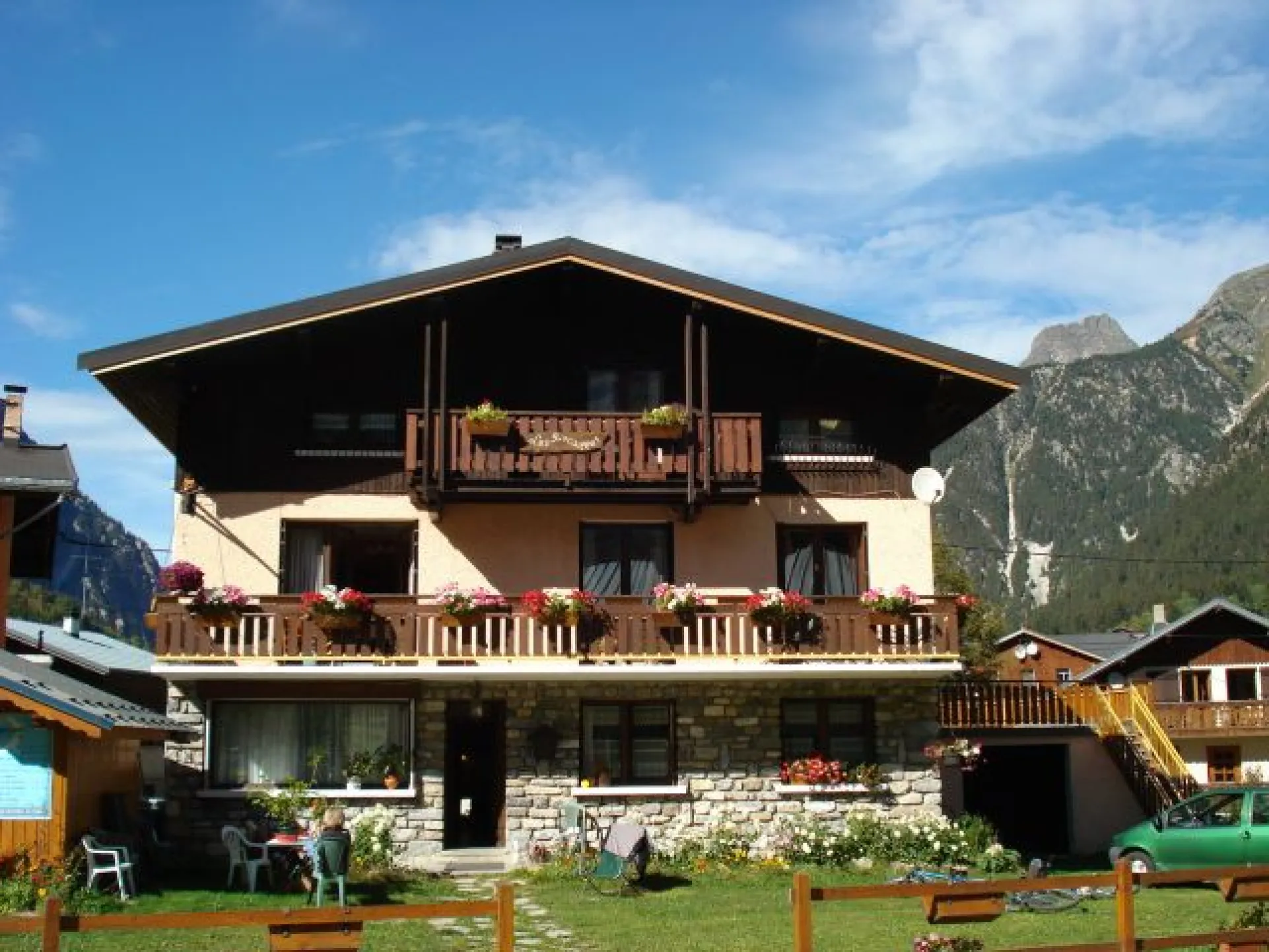 Chalet "les Rocailles" .
a l'entrée du village ,lieu dit le plan a coté  de tous les commerces et du centre de la station .
