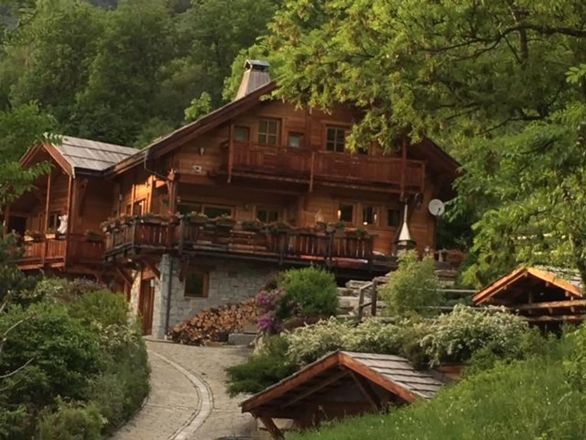 Eté : le chalet à l'orée de la forêt