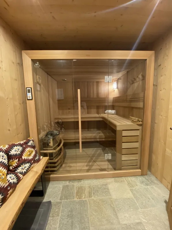 Le sauna 4/5 personnes.
L’accès au sauna est déconseillé aux personnes ayant des problèmes cardiaques.
Les enfants de moins de 16 ans doivent être accompagnés d’un adulte.

Pierre naturelle au sol
