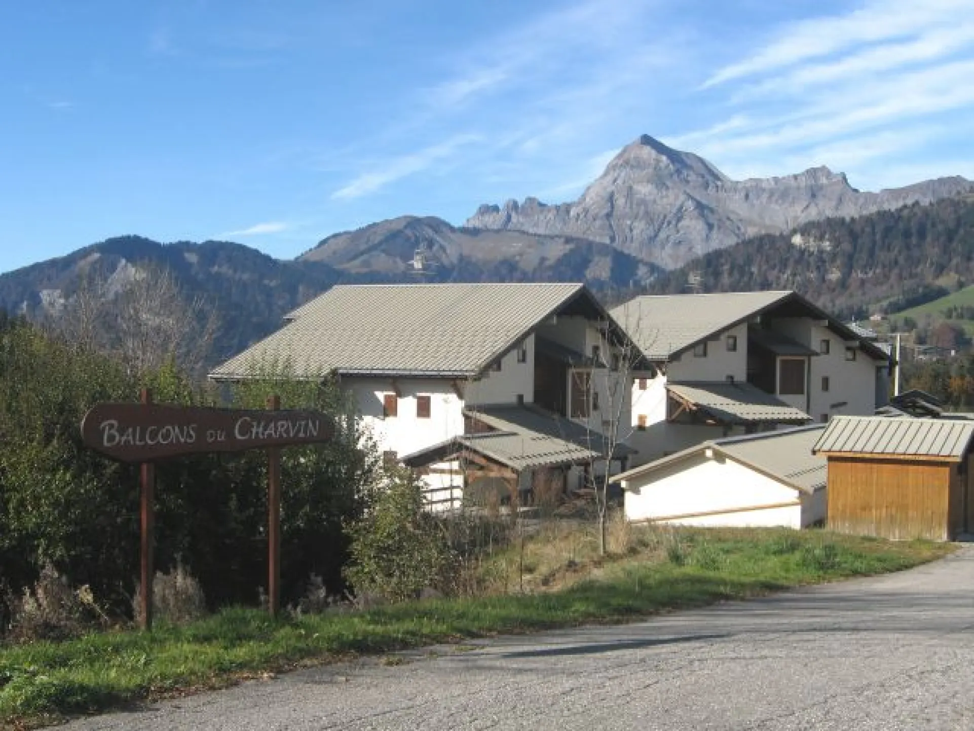 Vue générale de la copropriété "Les Balcons
du Charvin". Au dessus, le mont Charvin.
