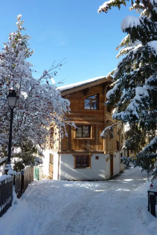 Petit chalet construit en 2007 dans le respect de l'architecture traditionnelle savoyarde, en vieux bois. Calme garanti en plein coeur du charmant village du Praz.