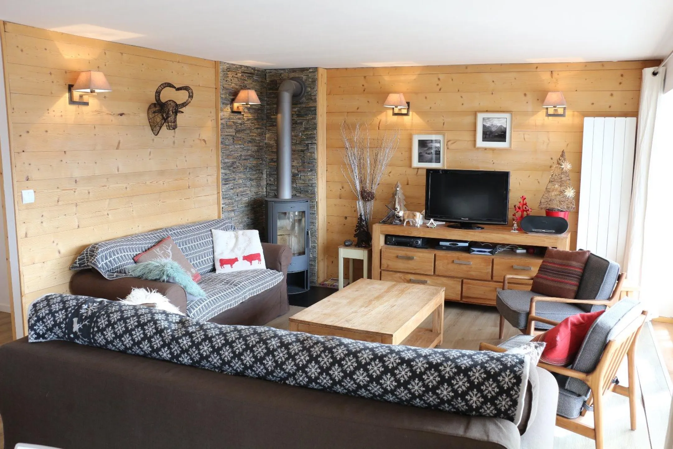 Le salon avec son poèle à bois