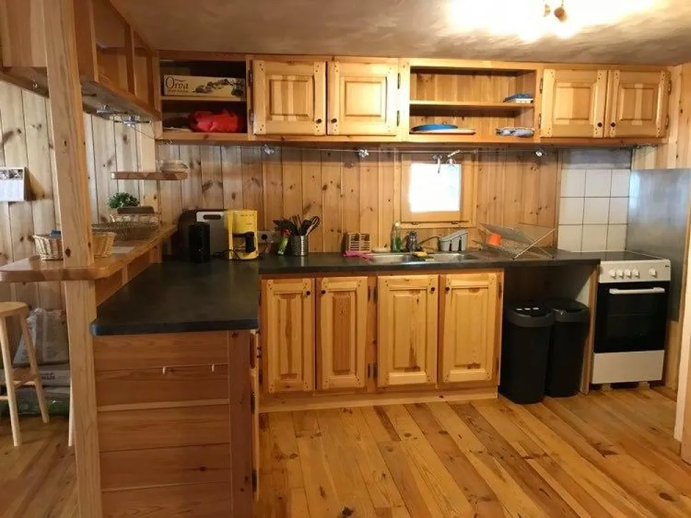 Petite cuisine américaine, équipée d'un frigo/congélateur, d'une cuisinière electrique 3 feux, d'un double évier, d'un micro onde, d'une cafetière et Bouloire électrique, appareil à raclette et caquelon à fondue, toute la vaisselle pour 6 personnes et plu