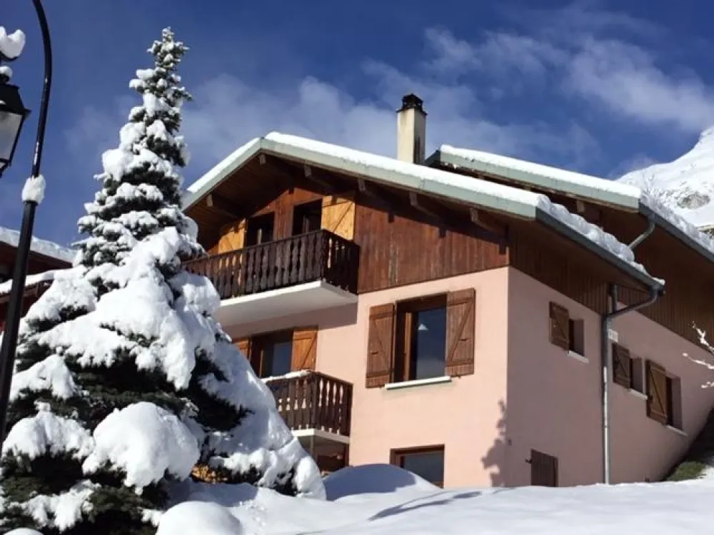 Le chalet de 155 m2 est loué dans sa totalité  . Il est ensoleillé exposé au sud est au sein d'un terrain de 600 m2 , habituellement utilisé lors des jeux extérieur des enfants  , 4  chambres, un garage conçu pour loger confortablement 10 personnes. 