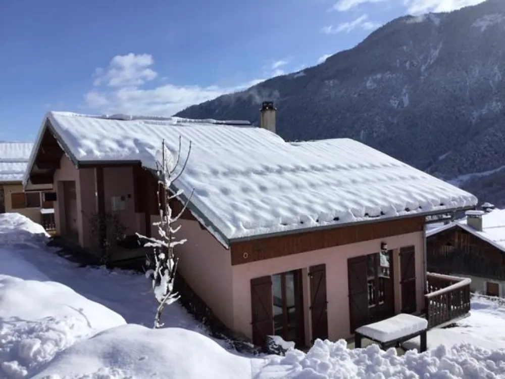Sur le côté  deux portes fenêtres  à la cuisine et la salle de séjour donnent  sur la terrasse
