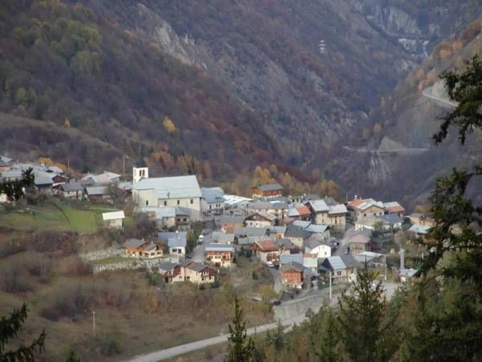 La maison se situe dans le village en contrebas de l'église dans une rue calme en impasse  mais  toujours dégagée  par le chasse-neige.  l'accès aux stations de Saint Martin  est toujours possible il faut  huit minutes  en voiture (7Kms)