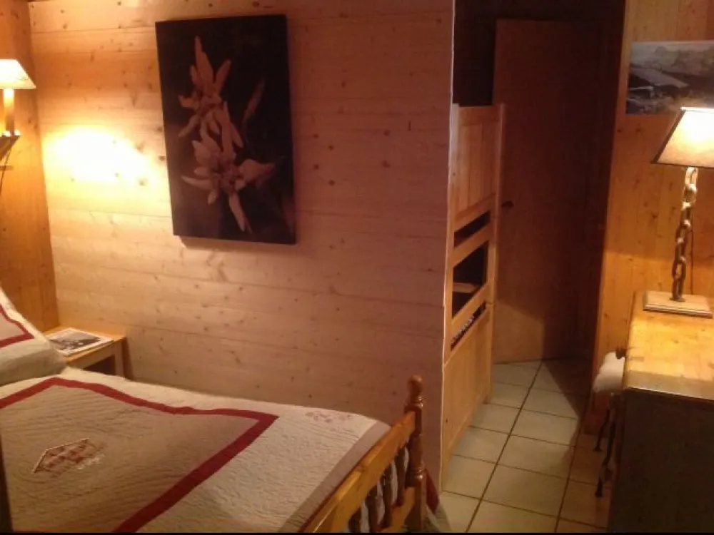 Vue de la chambre en venant du salon, les lits superposés sont séparés du lit parental.