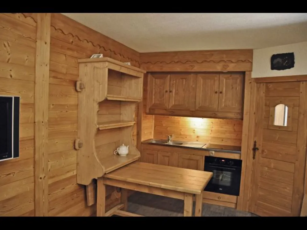 Studio refait à neuf en 2010 y compris la literie.
Troisieme étage avec ascenseur.