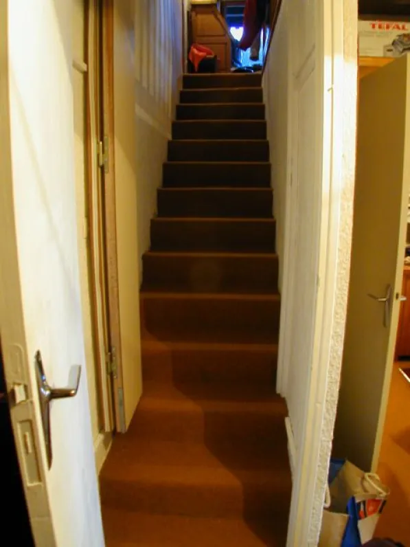 communication avec l'appart du haut ouverte (lorsque les 2 appartements sont loués ensembles)