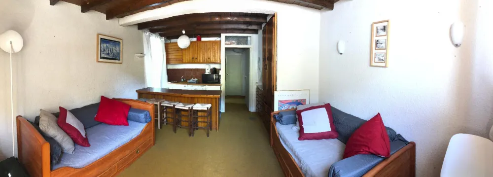 Grande pièce séparée de la cuisine par un bar
(2 lits une place + 2 lits tiroirs dessous)
