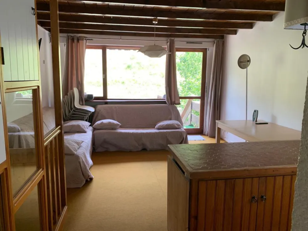 Pièce principale vue de la cuisine. (La porte fenêtre donne sur une terrasse située au pied des pistes)
