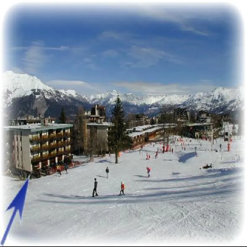 L'appartement est situé directement sur les pistes (terrasse à gauche sur la photo)
